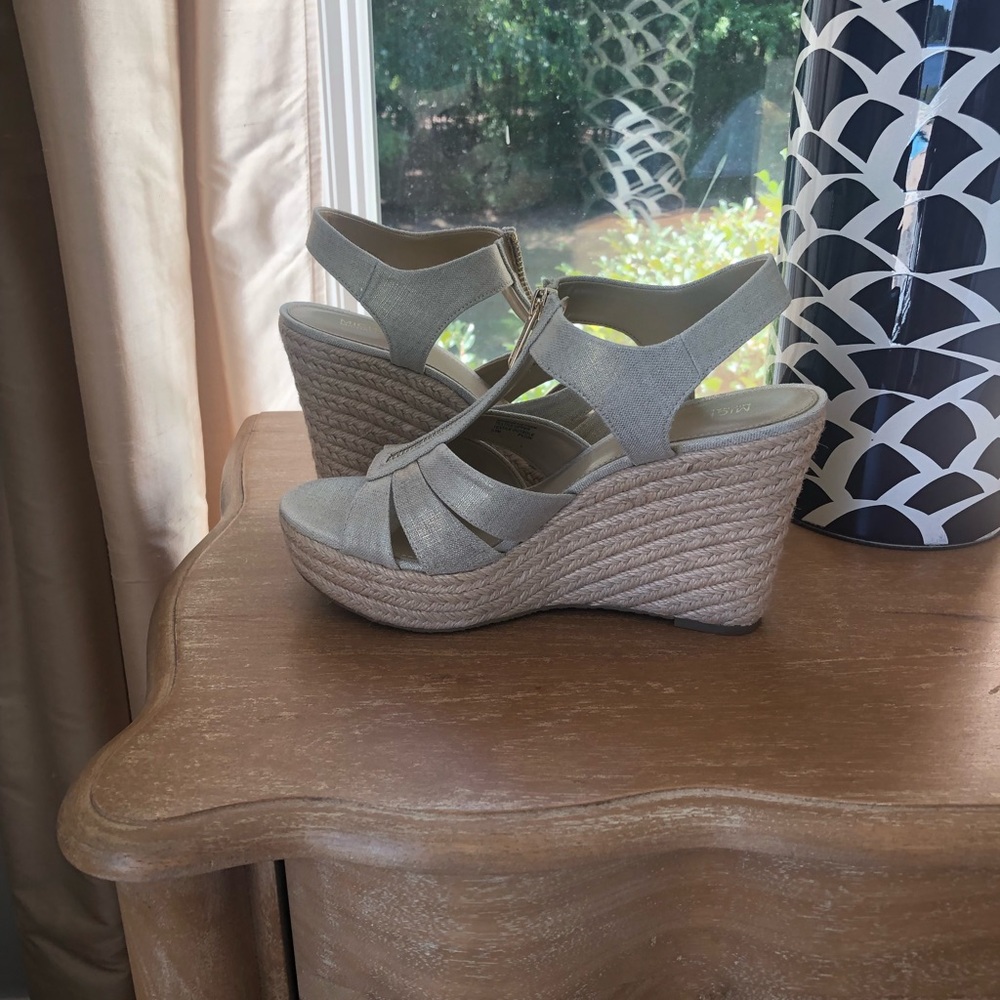 Michael Kors Womens sandals 7 /12 never worn platinum gold canvas